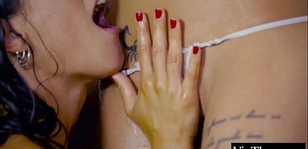  Lipstick lesbians get extra wet in the shower